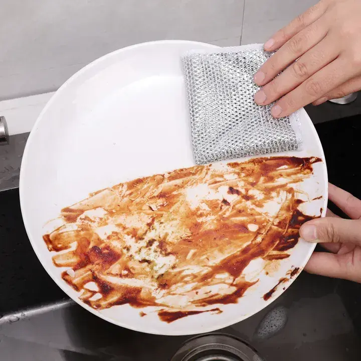 Removing tough stains from plate with magic cloth - DrutoBD