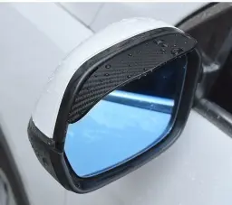 সাদা গাড়ির সাইড মিররে লাগানো রেইন ওয়াটার-প্রুফ কভার