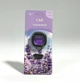 কালো ভেন্ট ক্লিপ সহ বেগুনি রঙের ল্যাভেন্ডার কার পারফিউমের ক্লোজ আপ ভিউ।