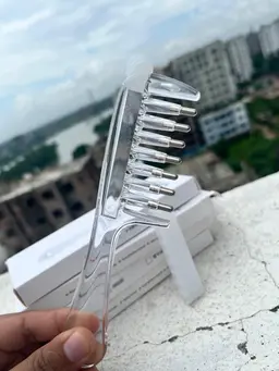 চিরুনির মেটাল রোলারবল দাঁতের ক্লোজ-আপ দৃশ্য