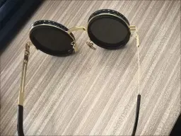 সানগ্লাসের পেছনের অংশ এবং আরামদায়ক নোজ প্যাড
